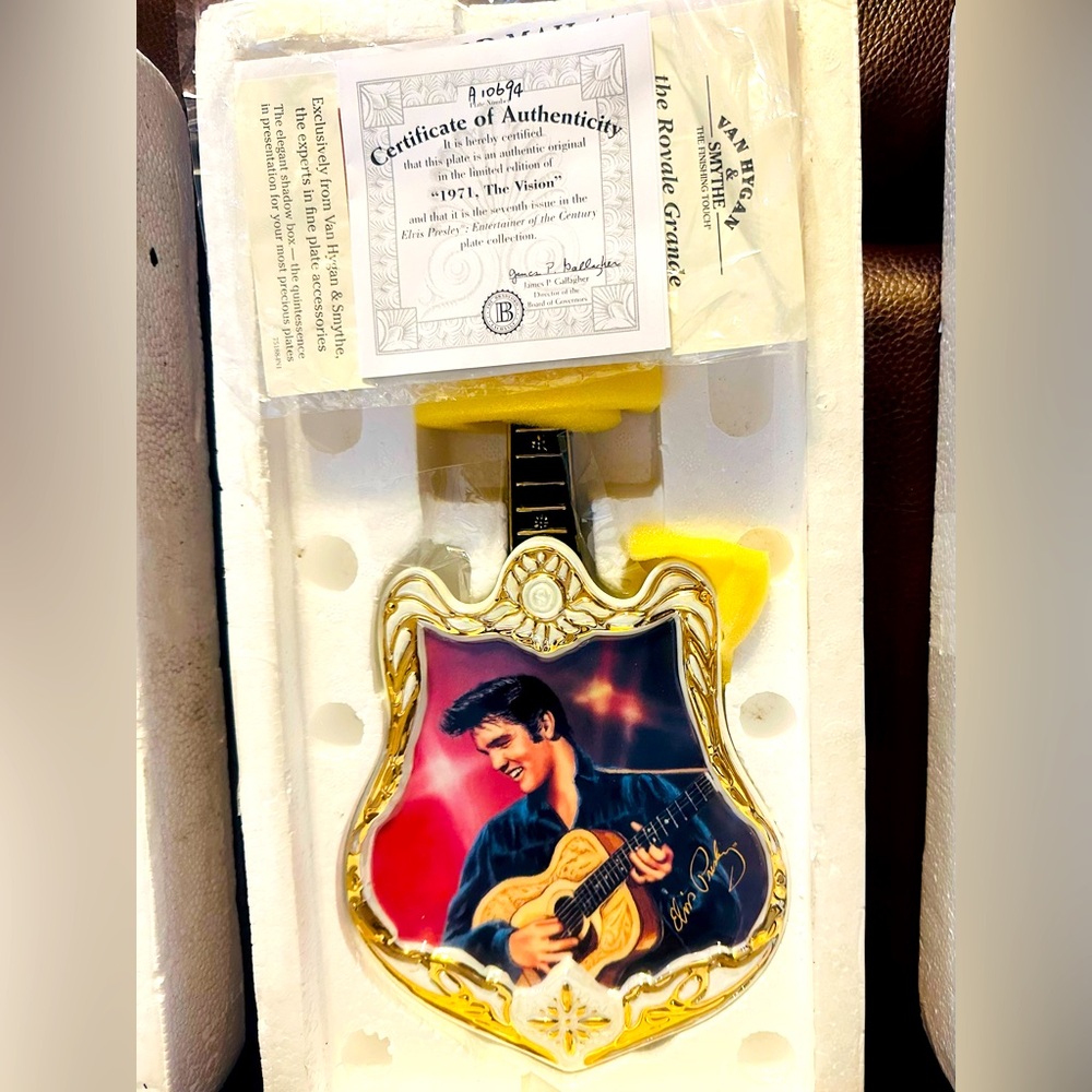 4 Elvis Presley guitar plates, 4 Collectable